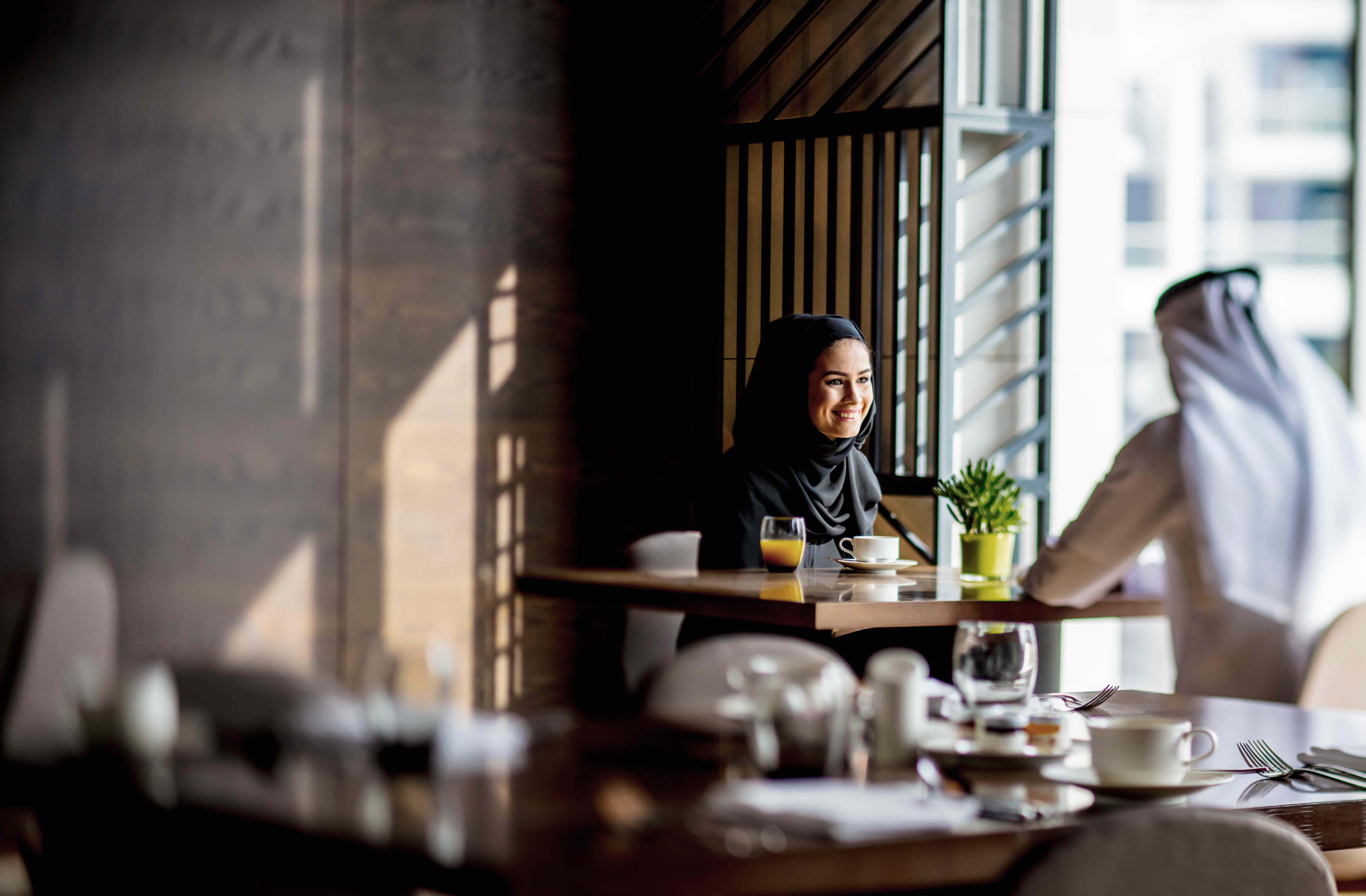 Intercontinental Dubai Marina By Ihg Hotel Exterior photo A woman in Dubai wearing an abaya