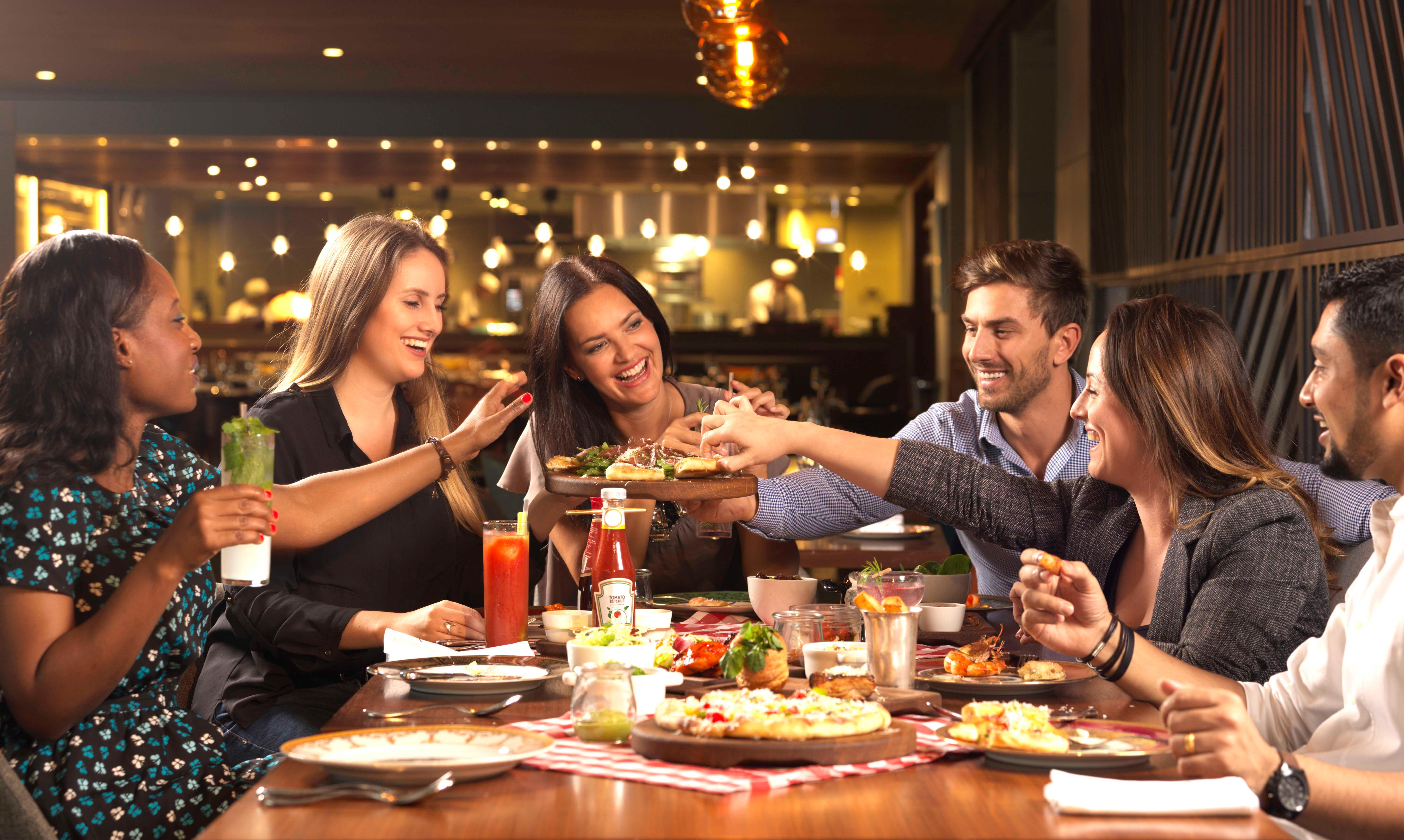 Intercontinental Dubai Marina By Ihg Hotel Exterior photo A group of friends dining at a restaurant