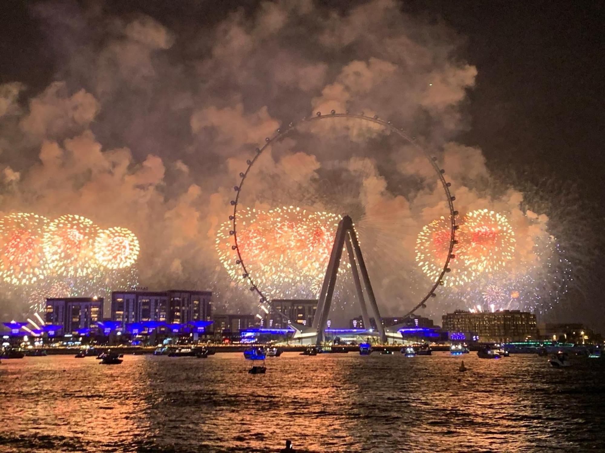 Intercontinental Dubai Marina By Ihg Hotel Exterior photo The London Eye and the London Bridge during the fireworks display